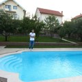 Ogroman bazen i voćnjak u dvorištu: Vila našeg pevača ograđena zidinama, a unutra sve pršti od luksuza: Kožna garnitura…