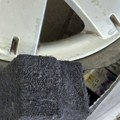 Carinici na prelazu Bački Vinogradi zaustavili auto, a onda je usledio šok! Zadnje gume auta umesto vazduhom bile ispunjene…