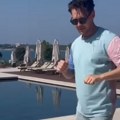 (Video) Biković igra sa sinom kraj bazena: Mali Vasilije tip-top sređen: Đuska sa šeširom na glavi, a tata ga prati u stopu…