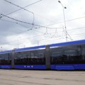 (Foto, video): Prva vožnja plavog tramvaja beogradskim ulicama: Usb priključak, komfor i sve na dugme, a evo na kojoj liniji…