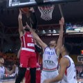 (VIDEO) Šengelija „pridržavao“ saigrača dok je šutirao?!