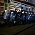 Oglasio se MUP o neredima ispred dif-a u Novom Sadu: "Bacili topovske udare, policajac pogođen ciglom u glavu, uhapšene tri…
