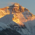 Dronovi protiv otpada na „krovu sveta“: Mont Everest dobija visokotehnološke čistače