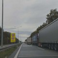 Na Batrovcima kamioni čekaju dva sata, putnička vozila 60 minuta