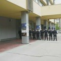 Napeto ispred Skupštine Kraljeva: Policija ne da opozicionim odbornicima da uđu u zgradu