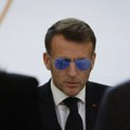 Emanuel Makron vodi sastanke u Jelisejskoj palati noseći naočare