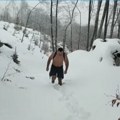 (Video) Ranac na gola leđa, pa u bermudama kroz dubok sneg: Vladimir iz Leskovca je srpski ledeni čovek, njemu je kupanje u…