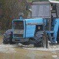 Meštani Dljina traktorima prevoze decu u školu: Odsečeni od sveta zbog izlivanja Zapadne Morave