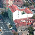Opasnost u veoma prometnoj ulici: Pešacima preti ova fasada u Temerinskoj, baš iznad spomen-obeležja FK Vojvodina