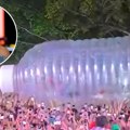 Peh Kejti Peri postao hit na mrežama: Ušla u flašu i preselo joj, publika nije htela da je "izvadi" (Video)