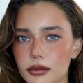 Od „berry” usana do „barely there” tena: Ovo su beauty trendovi koji će obeležiti jesen 2026.