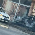 Piroman pred ponoć sejao strah? Zapaljena tri vozila u Novom Sadu, eksplozija i plamen oštetili zgradu!