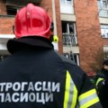 VIDEO Požar u stanu na Voždovcu: Vatrogasci gase plamen koji kulja kroz prozore