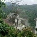 Lete na mesec, a na zemlji im se ruše skele: Najmanje 26 poginulih na gradilištu železničkog mosta u Indiji (foto, video)