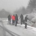 Auto prevrnut naopačke u kanalu, žena sedi na putu: Saobraćajka u mestu Rudnik (video)