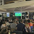 (VIDEO, FOTO) Aplauz za fudbalere Srbije i psovke za sudije: Kako su navijači u beogradskim kafićima ispratili utakmicu sa…
