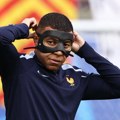 UEFA odobrila Mbapeu da crnom maskom zaštiti slomljeni nos