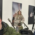 (Paparaco) Isidora bez šminke na premijeri filma: Supruga Sergeja Trifunovića šokirala stajlingom: Posle sela na pod, pa…