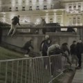 Beže ćaci: Muškarci primećeni kako preskaču ogradu i odlaze iz kampa u Pionirskom parku (video)