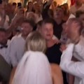 VIDEO Prelepa srpska odbojkašica u venčanici skakuće uz trubače: Pogledajte ludnicu na svadbi bivšeg košarkaša Zvezde
