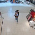 Muškarac oteo devojčicu (3) u tržnom centru Kamere zabeležile jeziv trenutak (video)