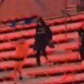 Pojavili se novi snimci brutalnog okršaja navijača: Jednog skroz skinuli, momenat kada drugi pada sa tribine