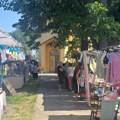 Ljubav, ali i dobar zalogaj na seoski način Gužva u Zablaću! Na tezgama svega; od voća i povrća, preko sira, meda, rakije, pa…