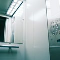 Starac doživeo noćnu moru u sopstvenoj kući Proveo 4 dana zarobljen u liftu, čupao panele u agoniji - policija zatekla užas!…