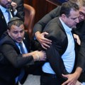Drama u sali tokom Trampovog govora: Svi skočili, izvode ljude napolje