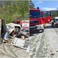 (Foto) Haos na Iriškom vencu: Kamion prevrnut, kombi smrskan u sudaru