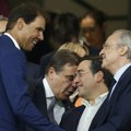 (VIDEO) Neubičajen prizor na „Bernabeu“: Nadal i Siner igraju tenis sa zvezdama Reala, a Florentino Perez sudi