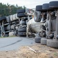 Хаос код Дражевца: Камион пробио ограду и прешао у супротан смер