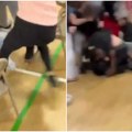 (Video) Tukli se do krvi! Skandal na vrtićkoj priredbi, roditelji se pobili među sobom. Jedna žena završila privedena, a druga…