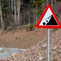 Oprezno na putu od Slatine ka Manastiru Studenica: Jedna kolovozna traka zatrpana kamenjem