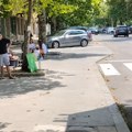 Čitalac tvrdi: Smećarka gotovo sat vremena stajala pored dece koja prikupljaju pomoć za Kostu