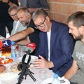 „Teg oko njegovog vrata“: Zašto Vučić ni u jeku predizborne kampanje ne govori o borbi protiv korupcije