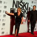 Benčinu opkolili obožavatelji, a sve oči uprte u srpsku glumicu: Prvi kadrovi sa otvaranja Niškog filmskog festivala