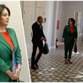 Bivša gradonačelnica Niša se konačno pojavila u sudu: U pratnji advokata stigla na ročište, sude joj za korupciju (foto, video)…