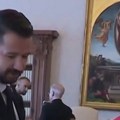 Predsednik Crne Gore poklonio papi reket, spomenuo Novaka, a onda ga je on prekinuo: "Ali Đoković je iz Srbije"