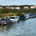 Kada parkirate auto uz more, računajte na plimu