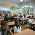 Najmlađi osnovci u sopotskoj školi idu samo u popodnevnu smenu: Roditelji dovedu decu oko 7, a dođu po njih u 18