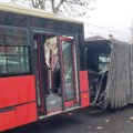 Prepolovio se gradski autobus u Beogradu, nema povređenih