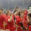 VIDEO Slavlje košarkaša Zvezde posle trofeja Kupa: Topić i Jago poveli navijanje