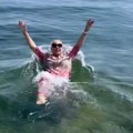 (Video) Lepa Brena obučena skočila u more: Svi na plaži u čudu gledali šta radi: Zapušila nos, pa sa naočarama za sunce…