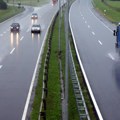 Vozači se "nabili" ispod nadvožnjaka nasred auto-puta: Oko njih besni nevreme, drama kod Uba