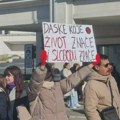 Kolektiv Drame Srpskog narodnog pozorišta, đaci i građani zastali na 15 minuta u centru Novog Sada