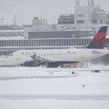 Haos na aerodromu Mineapolis: Palo skoro 18 cm snega, više od stotinu letova otkazano