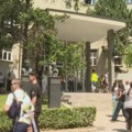 "Nećemo onlajn lekare": Studenti Medicinskog ispred fakulteta, čekaju odluku NNV o onlajn nastavi