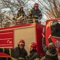 Gori autobus na Ušću: Kulja crni dim iz crvenog autobusa, prednji deo potpuno izgoreo (Foto)