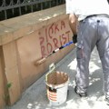 FOTO Prekrečeni natpisi „Ćaci je živ“ i „Gde ste naci“ na Jovinoj gimnaziji, zbor građana poziva: Svi večeras na protest…
